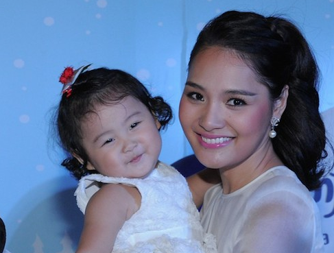 Hoa hậu Hương Giang lần đầu bế con đi sự kiện