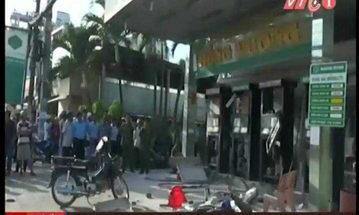 Clip: Nổ cây xăng, 4 khách hàng bị thương
