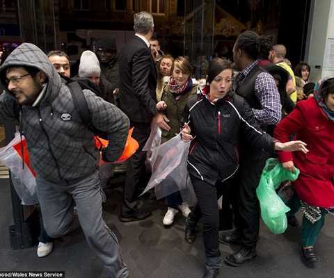 Chen chúc đợi mua món hời trong ngày lễ Tặng quà