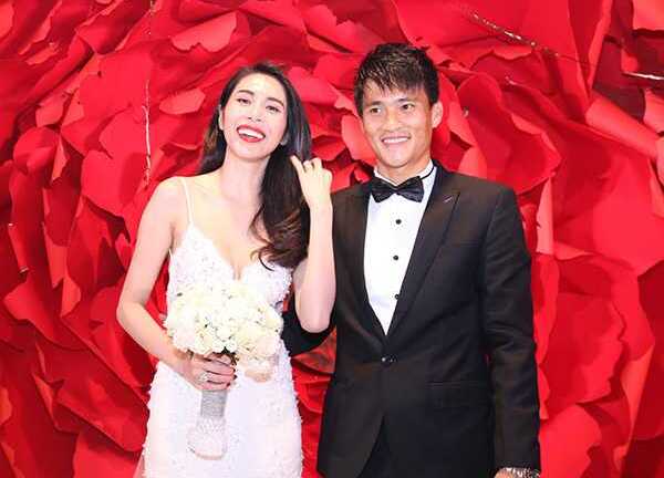 Đám cưới Công Vinh - Thuỷ Tiên: Thuỷ Tiên thay váy cưới thứ hai