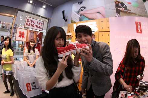 Hot boy Bê Trần quậy tưng bừng bên bạn gái xinh đẹp