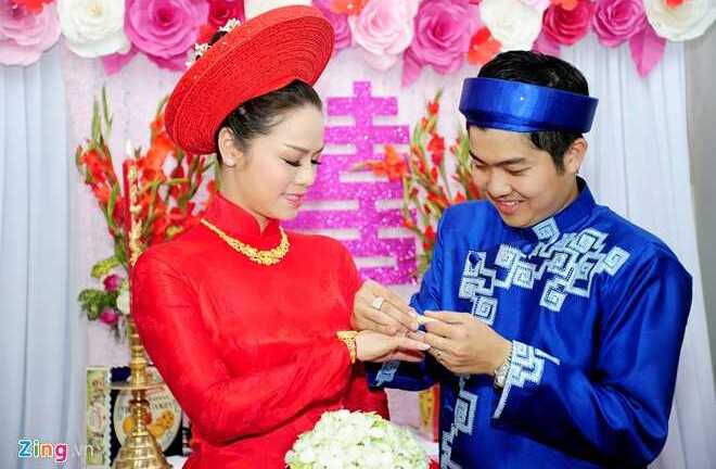 Nhật Kim Anh hôn chồng thắm thiết trong lễ rước dâu