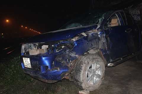 Tàu hỏa tông ô tô bay vào nhà dân, 2 người nguy kịch