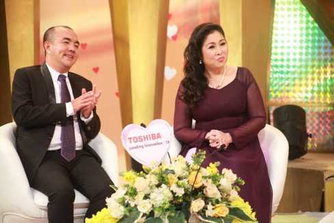 Danh hài Quốc Thuận bất ngờ té ghế vì chuyện tình 'cúp điện'