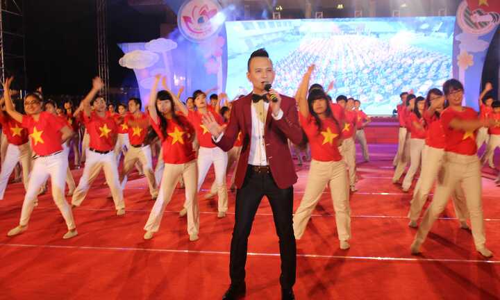 Khắc Hiếu 'đốt cháy' đêm nhạc Lễ hội đường phố