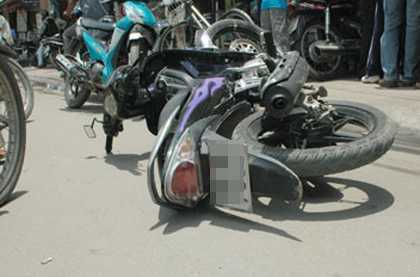 Cô gái miền Tây đạp tên cướp ngã xuống đường