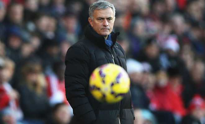 Mourinho: 'Trọng tài biến trận đấu thành buổi diễn xiếc'