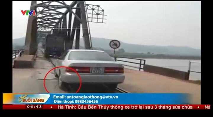 Clip: Ôtô suýt rơi bánh khi đang chạy ở Bắc Giang