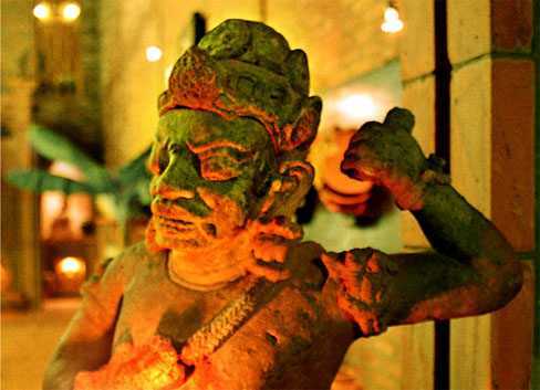 Đại gia phá sản vì đốt cả triệu USD vào những món đồ gò sành