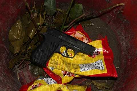 Hỗn chiến trong quán Karaoke: Phát hiện khẩu súng ngắn trong xô rác