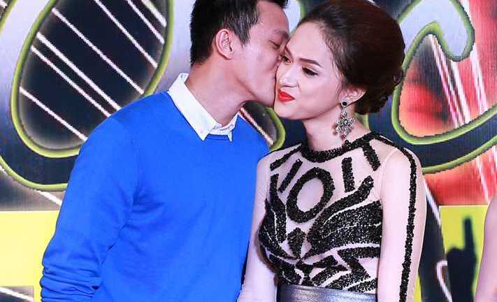 Hương Giang Idol bẽn lẽn khi được bạn trai hôn