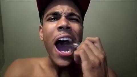 Clip chàng trai nhai bóng đèn như kẹo