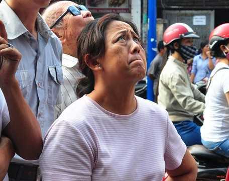 Phút liều mình băng qua biển lửa vụ cháy kinh hoàng ở TP.HCM