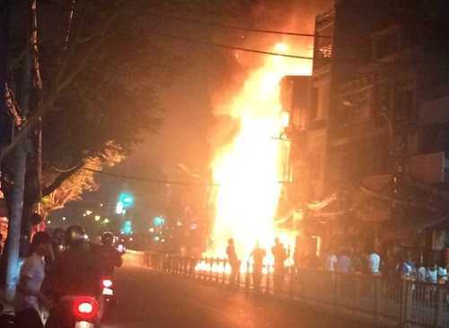 Video: Cháy 8 căn nhà trung tâm TP.HCM, 1 người chết