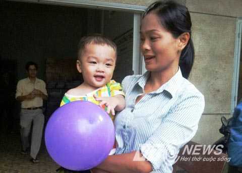 Bé trai 2 tuổi bị bỏ rơi trên taxi vẫn chưa được về với mẹ