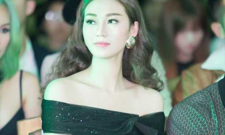 Khánh My yêu kiều khoe vai trần gợi cảm