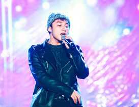 Sơn Tùng M-TP đội mũ len nhí nhảnh đi tập nhạc