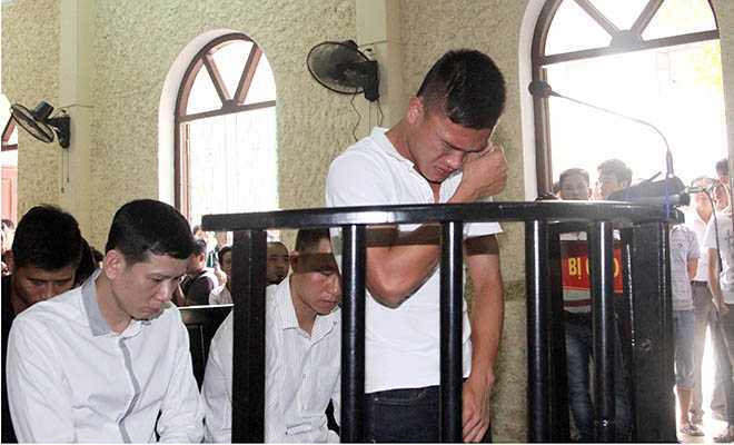 Cầu thủ bán độ khóc thương bố mẹ, mong được giảm án