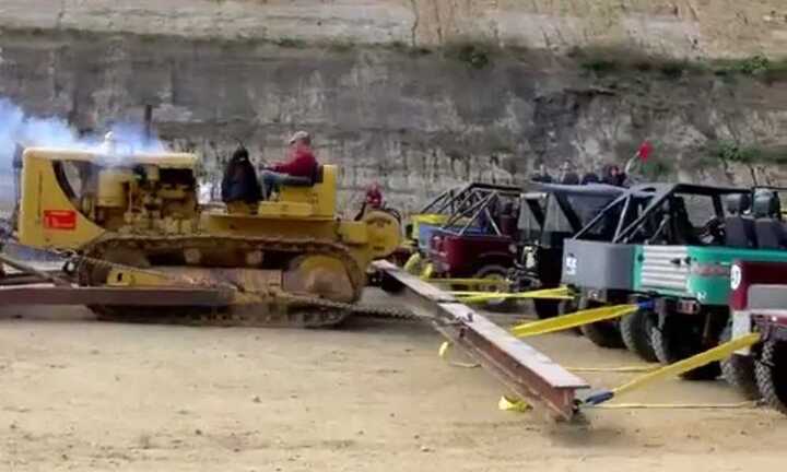 Video: 20 xe SUV đọ sức với máy ủi Caterpillar