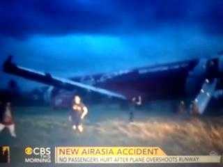 Clip lại một máy bay AirAsia đáp xuống bãi cỏ