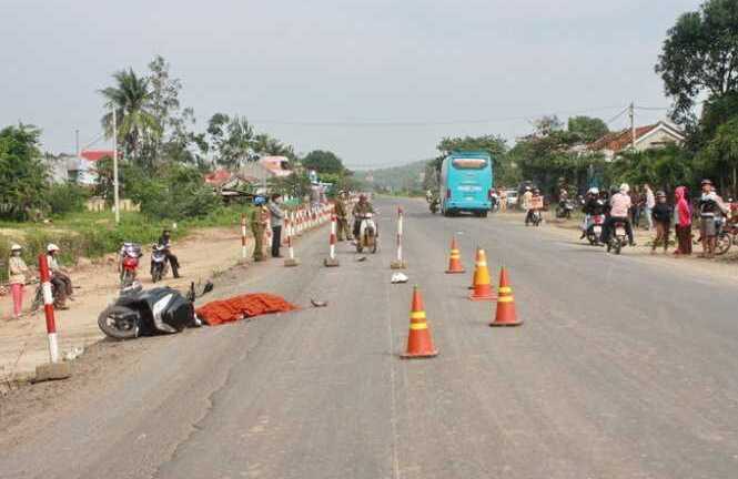 Xe khách lấn đường vượt ẩu, thầy giáo tử nạn thương tâm
