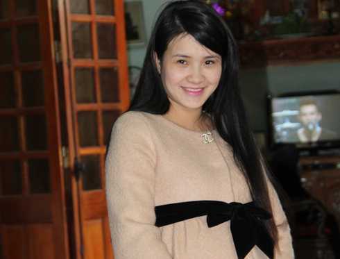 Em gái Công Vinh khệ nệ bụng bầu trong đám cưới anh trai