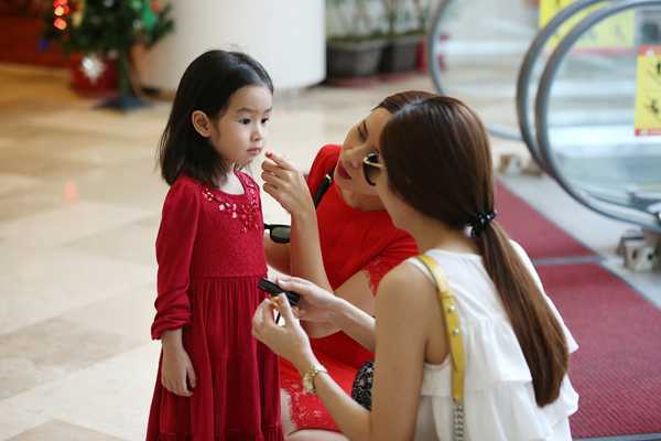 Lưu Hương Giang làm điệu cho con gái