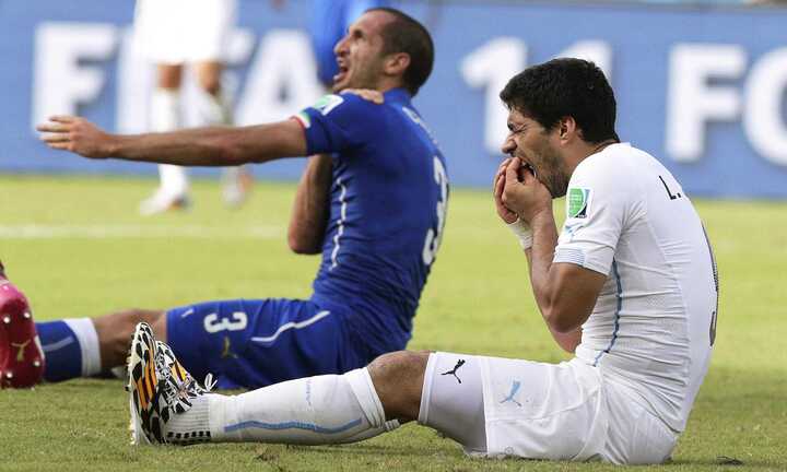Suarez cắn Chiellini và những tình huống cười chảy nước mắt năm 2014