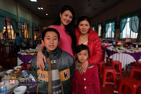 Chị em gái trải lòng trong đám cưới Công Vinh