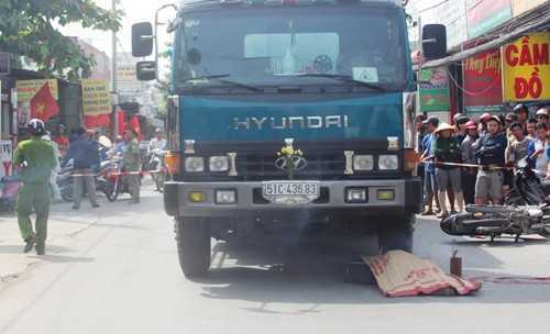 Xe bồn cán chết người, giao thông bị phong tỏa