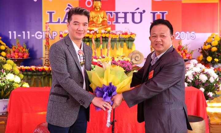 Mr Đàm đi từ thiện ngay sau liveshow tiền tỷ
