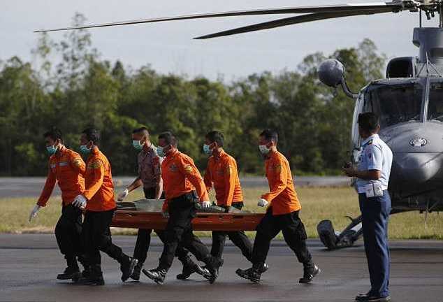 AirAsia QZ8501 đáp an toàn trên biển nhưng bị bão nhấn chìm?