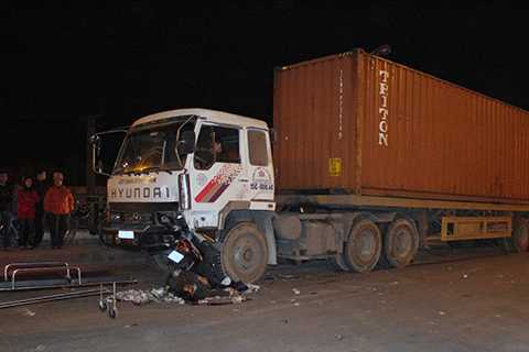 Đấu đầu xe container, lái xe mô tô tử vong tại chỗ