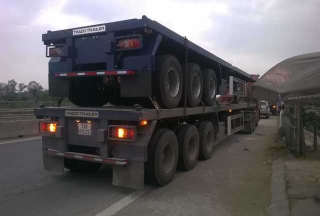 Băng qua đường, lái xe ôm cùng khách hàng bị xe rơmooc cán chết