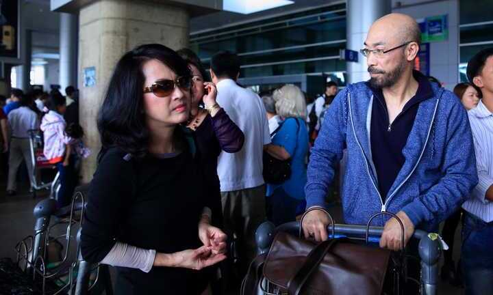 Bạn gái hộ tống Trịnh Nam Sơn về nước làm liveshow