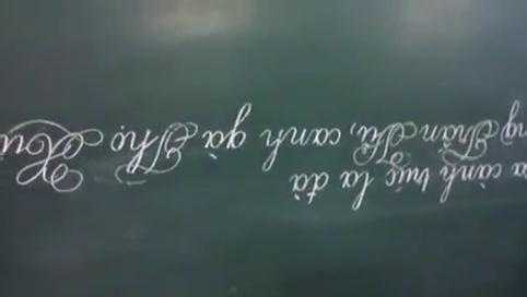 Cô gái có biệt tài viết chữ ngược đẹp như in