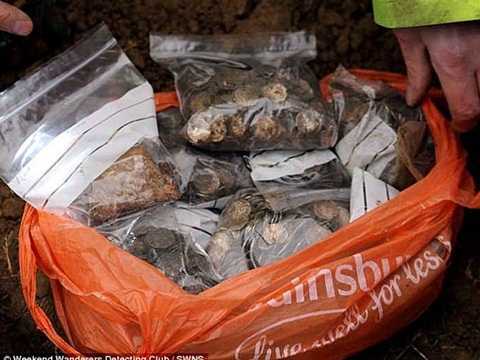 Phát hiện kho báu tiền cổ trị giá 1,6 tỷ USD