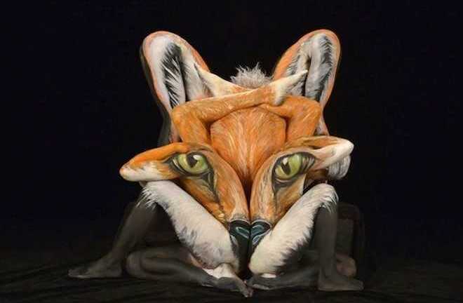 Cô gái có biệt tài vẽ tranh biến người thành con vật