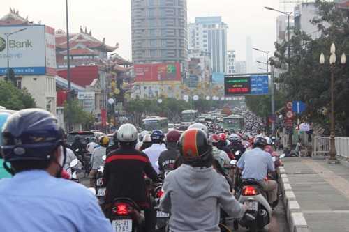 Đường phố Sài Gòn kẹt cứng ngày làm việc đầu năm