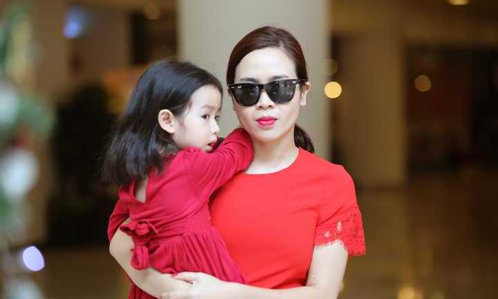 Con gái Lưu Hương Giang xinh như công chúa dạo phố cùng mẹ