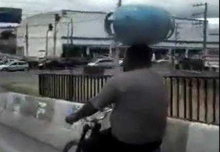 Đi xe đạp, vận chuyển bình gas bằng đầu trên đường phố