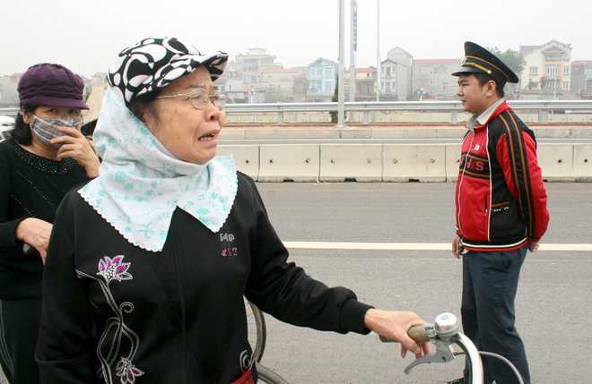 Hai cụ bà bật khóc trên cầu Nhật Tân