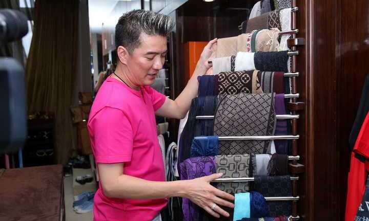 Mr Đàm khoe kho phụ kiện tiền tỷ như phòng trưng bày hàng hiệu cao cấp