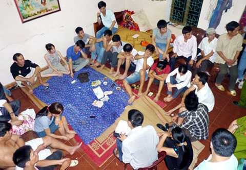 Gần 100 cảnh sát vây bắt 'công ty' cờ bạc