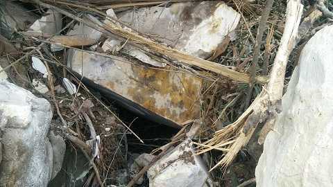 Tảng đá chục tấn rơi trúng, lái máy xúc kẹt cứng