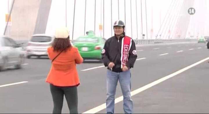 Sẽ xử phạt người đỗ xe, chụp ảnh trên cầu Nhật Tân