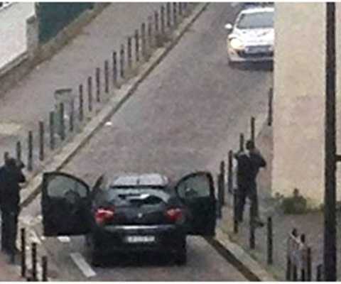 Video: Ba tên khủng bố tấn công tòa soạn báo ở Paris