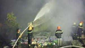 Chập điện trong tiệm vàng, chợ Thới Bình cháy rực