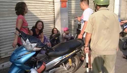 Người đàn ông gục chết bên đường