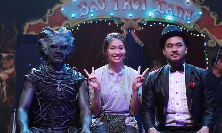 Ngô Thanh Vân cười rạng rỡ bên quái vật